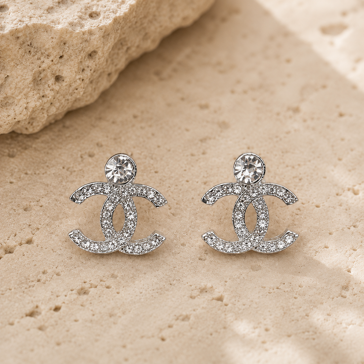 Boucles d’oreilles Chanel Double C argenté avec cristaux scintillants CC