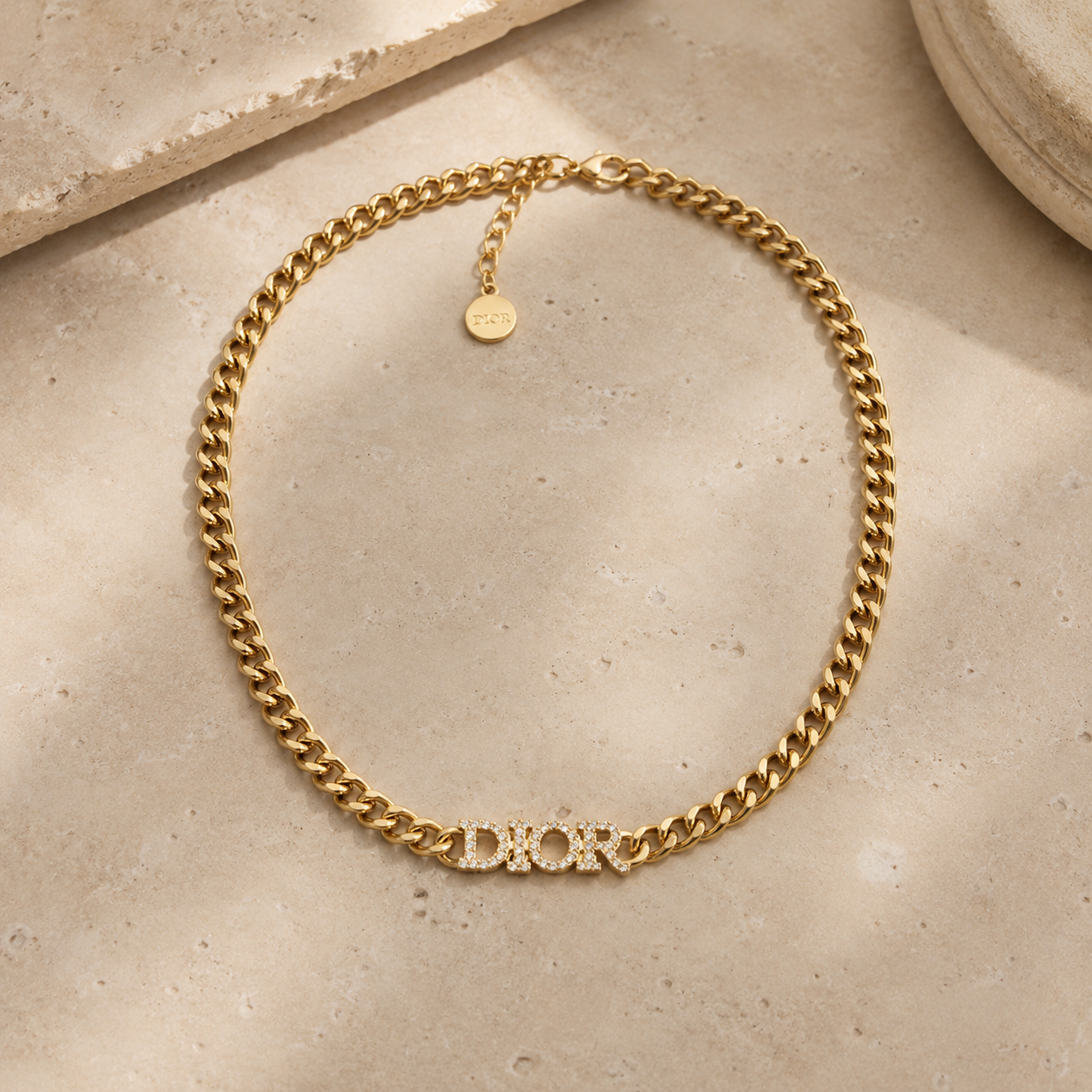 Collier Dior doré à maillons avec inscription sertie de détails scintillants