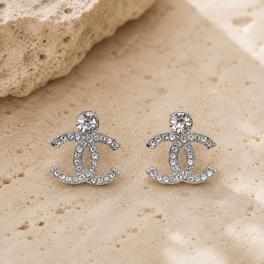 Boucles d’oreilles Chanel Double C argenté avec cristaux scintillants CC
