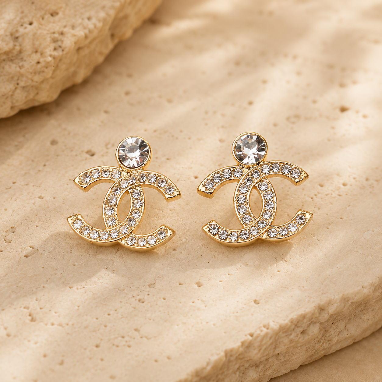 Boucles d’oreilles Chanel Double C dorées avec cristaux scintillants
