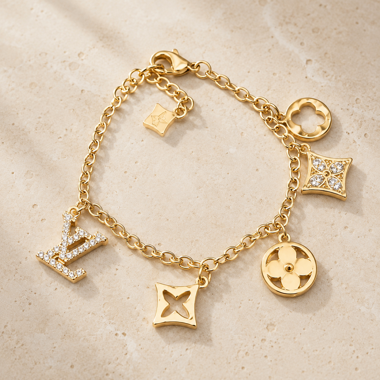 Bracelet à charms doré pour femme avec détails en cristaux Louis Vuitton lv