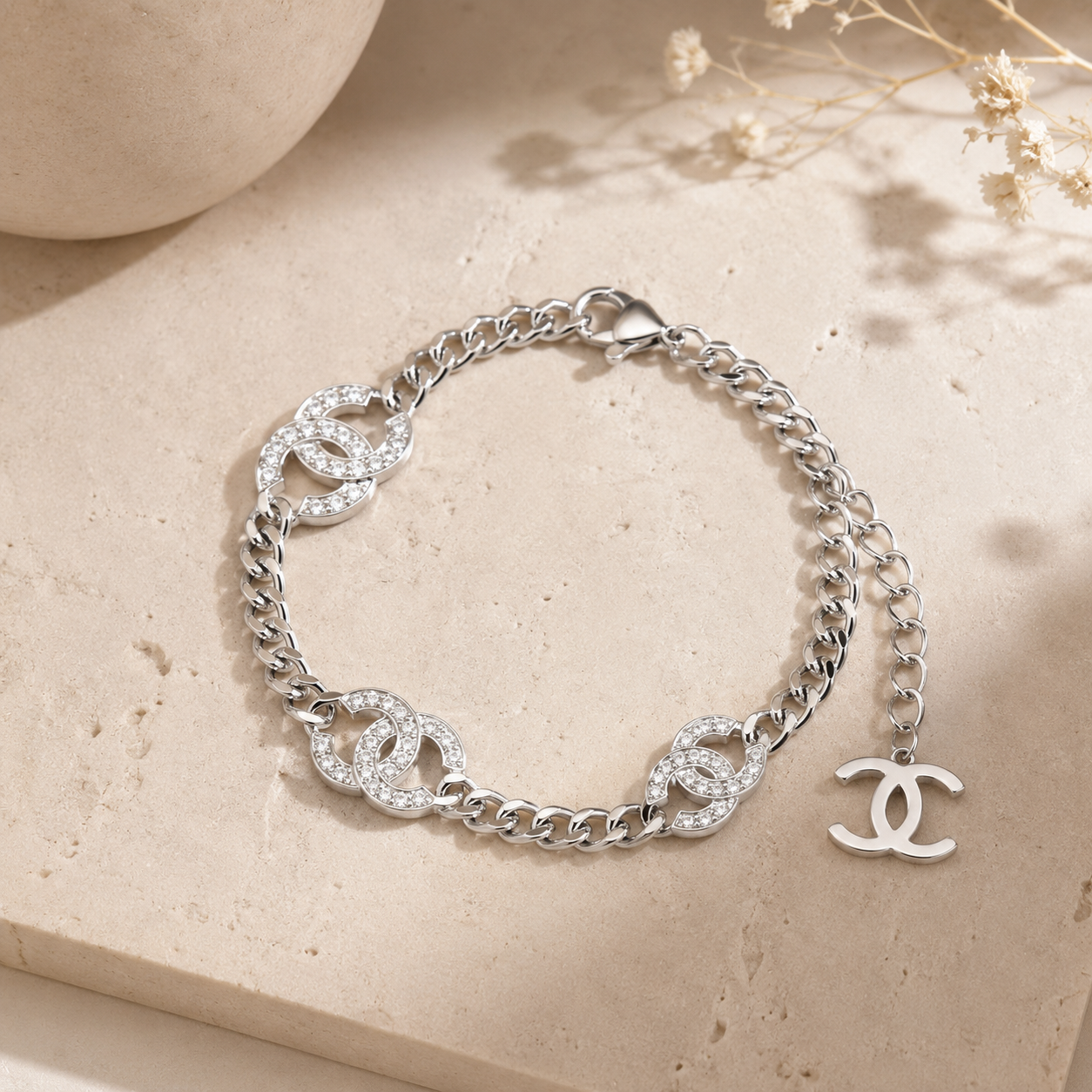 Bracelet à maillons argenté pour femme avec motifs entrelacés et cristaux Chanel