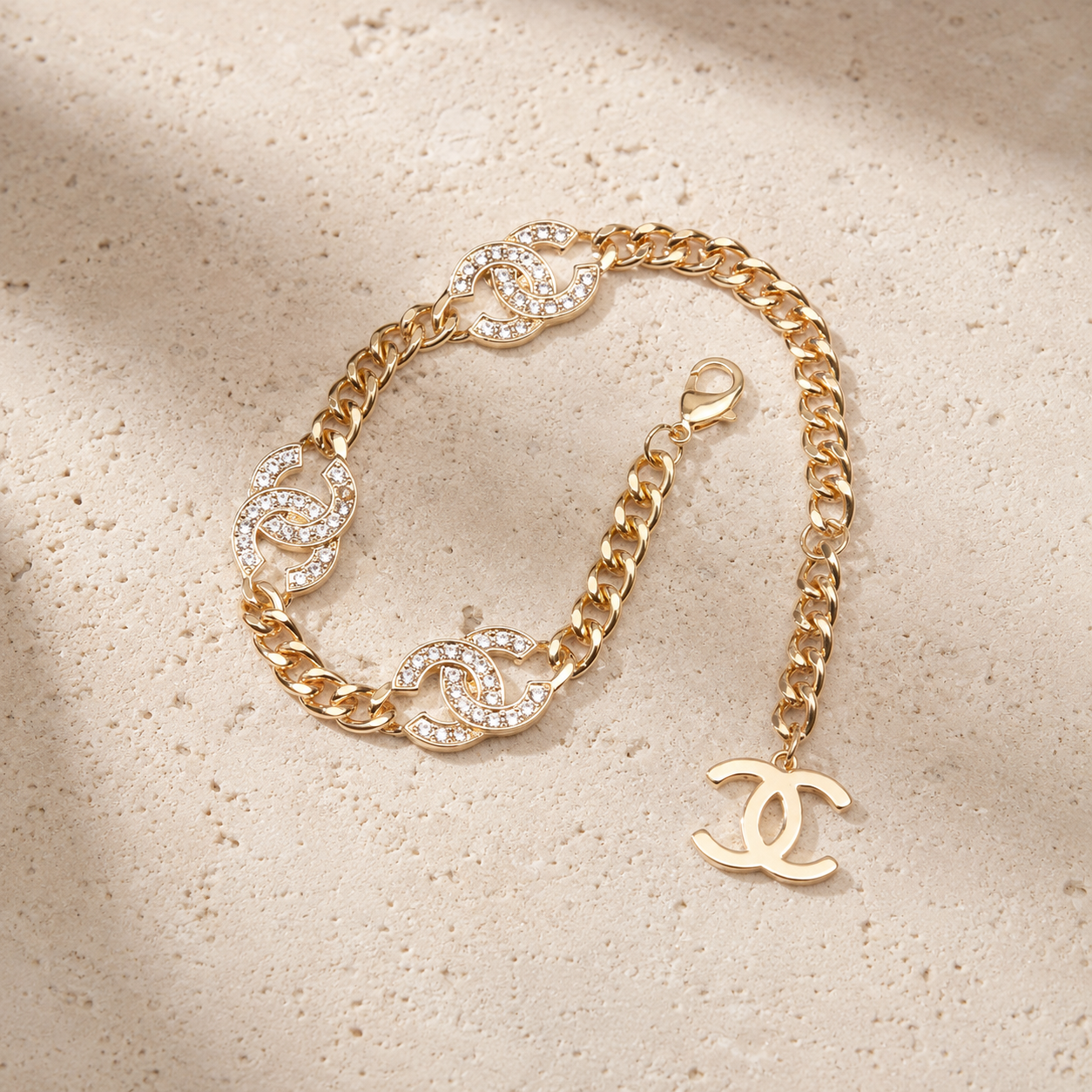 Bracelet à maillons doré pour femme avec motifs entrelacés et cristaux Chanel