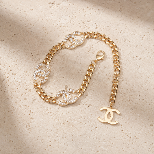 Bracelet à maillons doré pour femme avec motifs entrelacés et cristaux Chanel