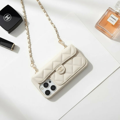 coque sac style chanel blanche matelassée avec chaîne dorée photo lifestyle