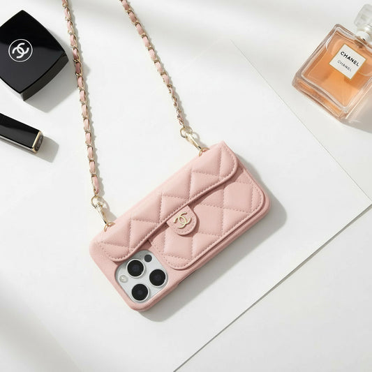 coque sac matelassée rose poudré style luxe avec chaîne dorée photo lifestyle