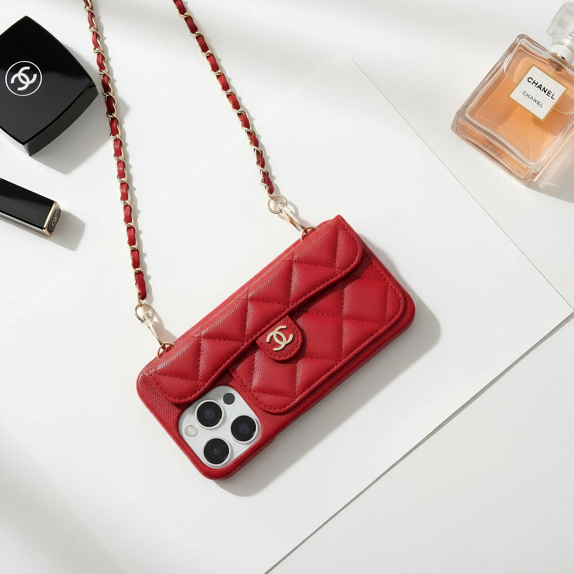 coque sac matelassée rouge style luxe avec chaîne dorée photo lifestyle