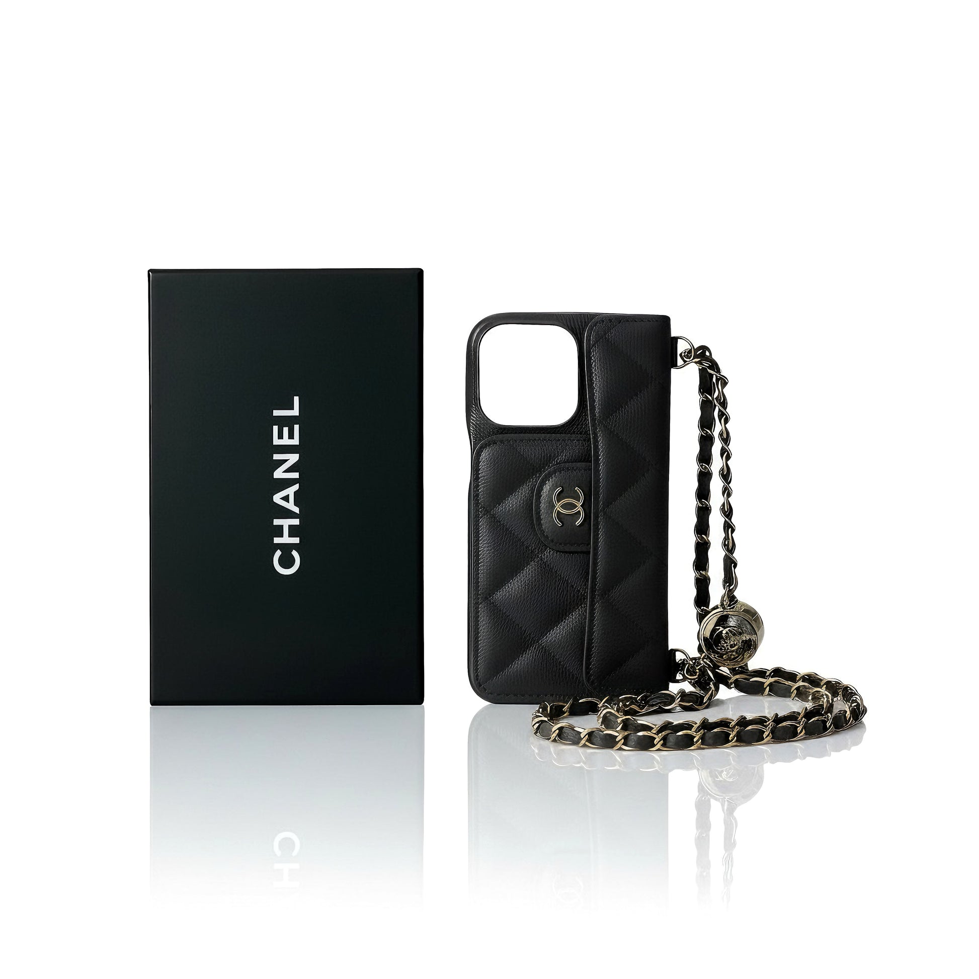 coque noire matelassée en coffret noir avec chaîne dorée amovible