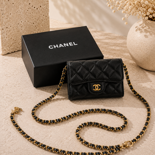 Mini sac chanel en cuir avec chaine en or et sa boite chanel noir